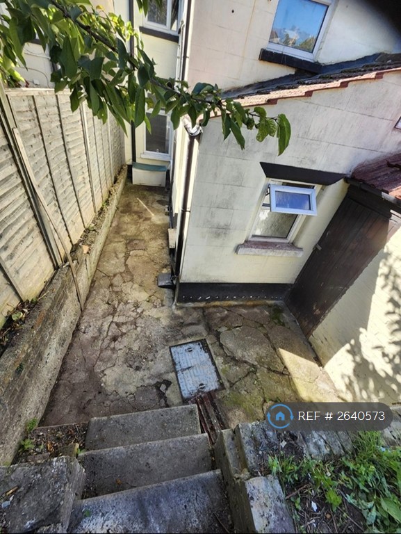 1 bedroom flat in Luton Road, Chatham, ME4 (1 bed) (#2640573)