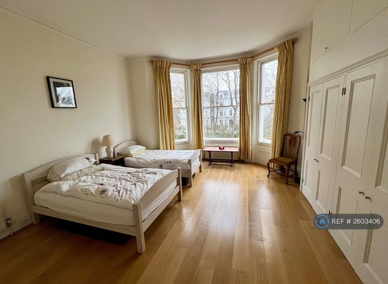 3 bedroom flat in Pembridge Square, London, W2 (3 bed) (#2603406)