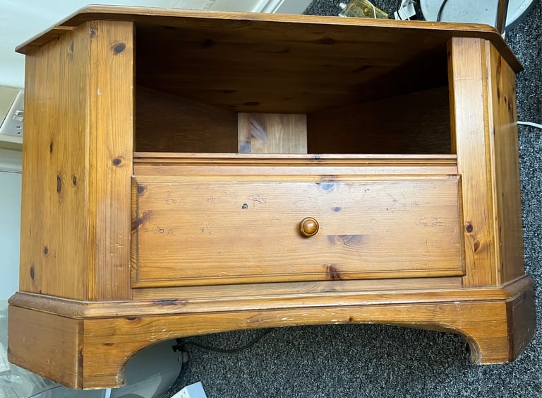 Pine Corner TV Stand