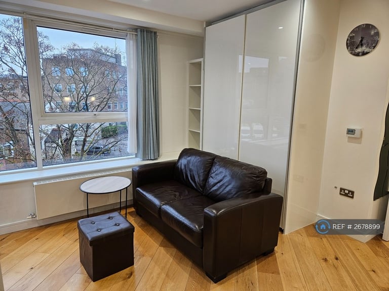 Studio flat in Tryon Apartments, Hounslow, TW3 (#2678899)