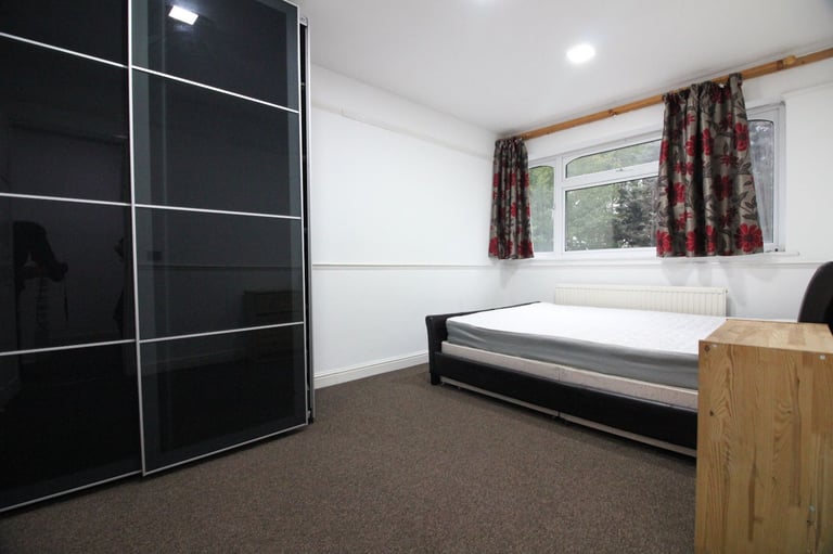 HUGE THREE BEDROOM DUPLEX APARTMENT WITH PARKING- HAYES YEADING NORTHOLT SOUTHALL