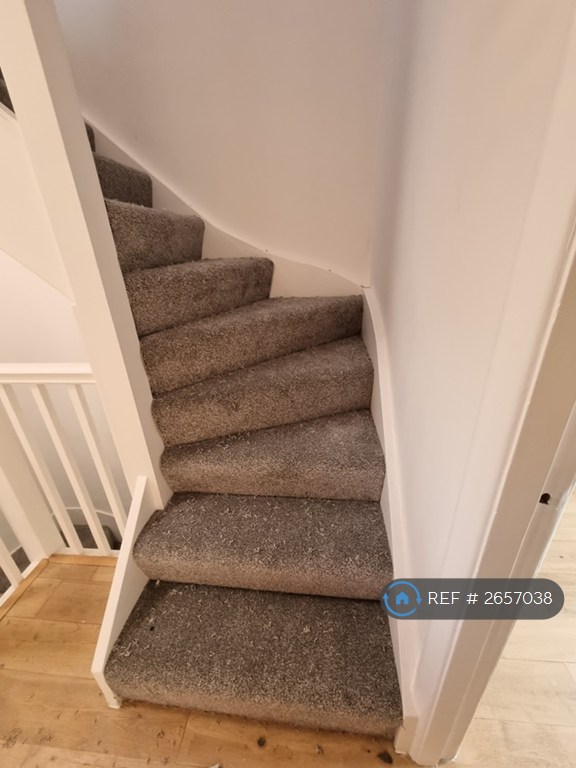 3 bedroom flat in The Ridgeway, London, W3 (3 bed) (#2657038)