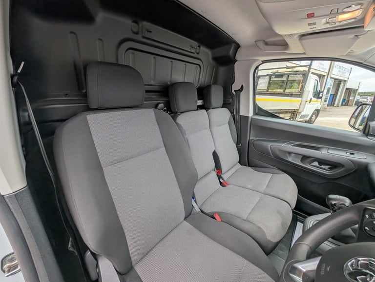 VAUXHALL COMBO 1.5 Turbo D 2300 Pro *high Spec Van* 2023