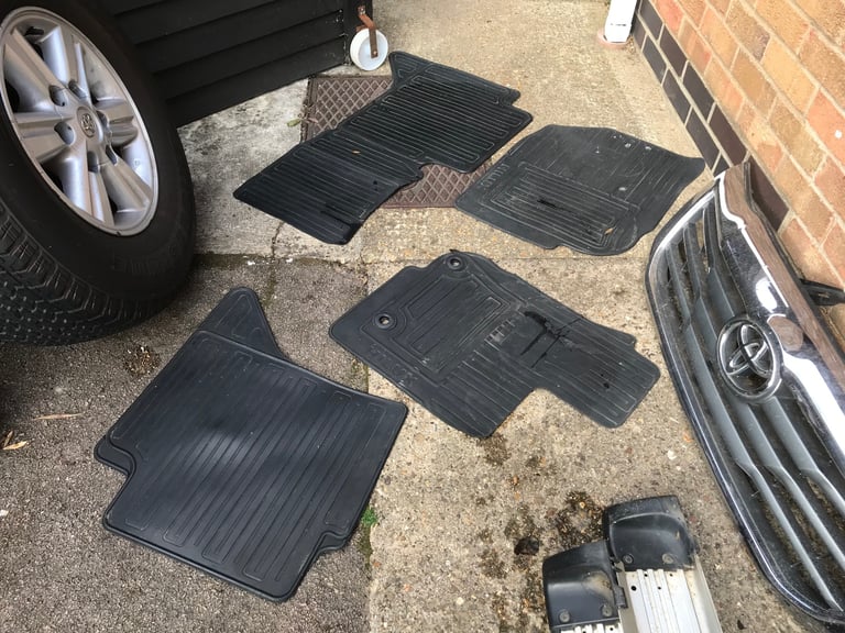 Toyota Hilux Mk 7 2012 Mats