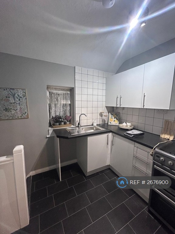 1 bedroom flat in Miller Road, Croydon, CR0 (1 bed) (#2676900)