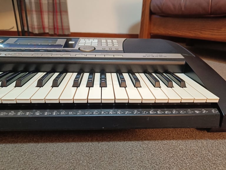 Yamaha PSR 740 arranger keyboard