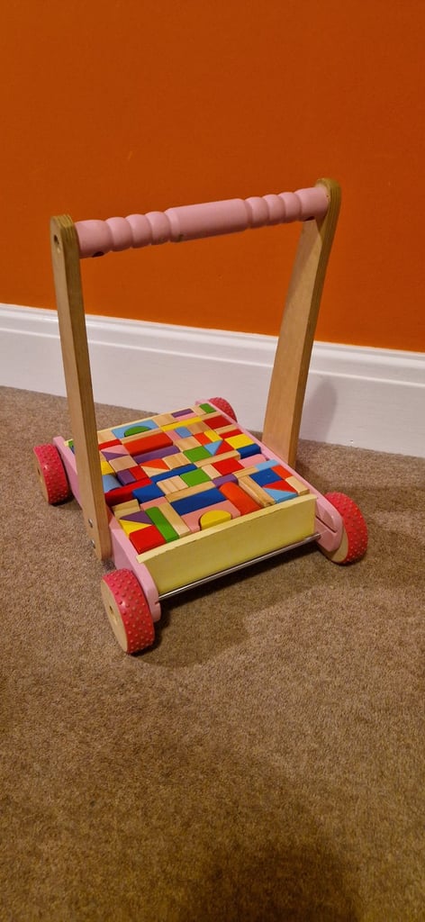 EARLY LEARNING CENTRE WOODEN PUSH ALONG TROLLEY WITH BRICKS. EXCELLENT.