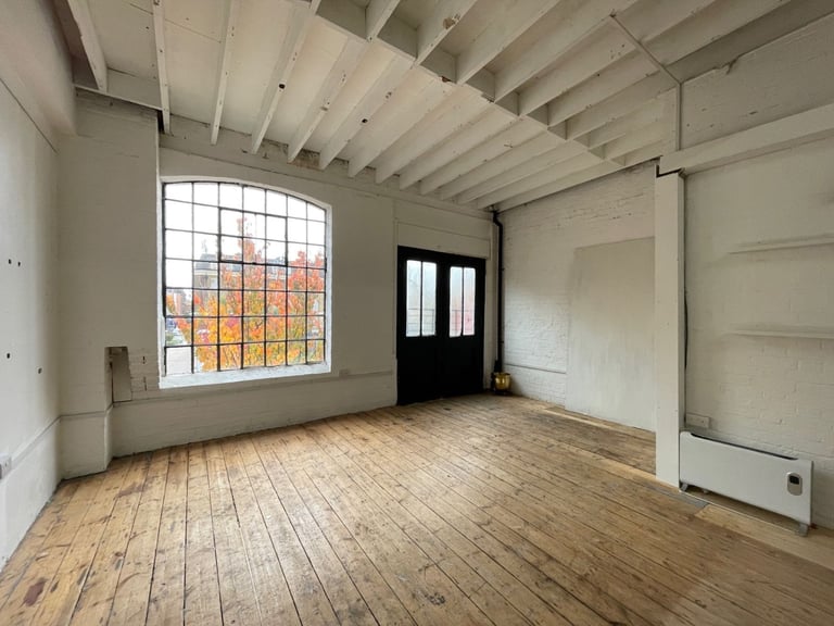 ** SPECIAL RENT FREE PERIOD **    Creative Space / Photographic Studio / Storage / Office