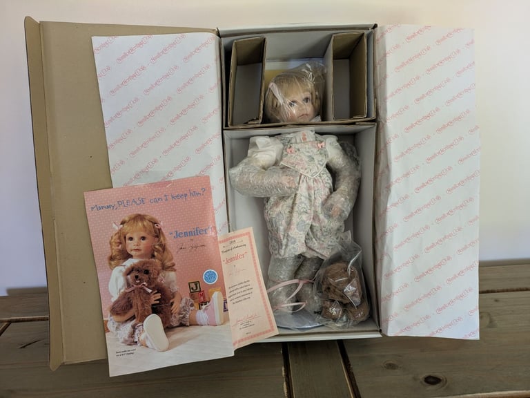 Collection of immaculate porcelein dolls 