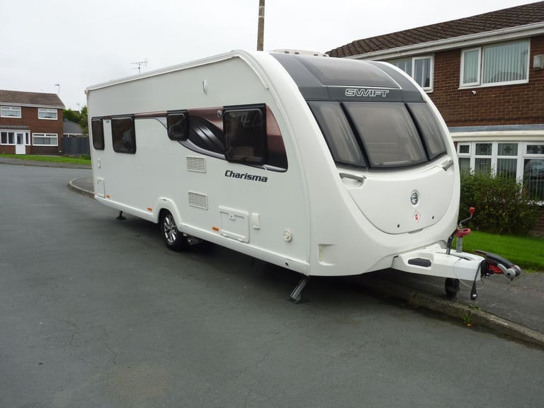 Swift Charisma FIXED ISLAND BED 2018