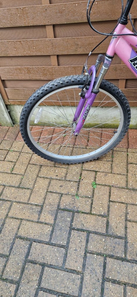 ROCKFOX REFLEX DUAL SUSPENSION 18 INCH FRAME 26 INCH WHEELS. VERY GOOD.