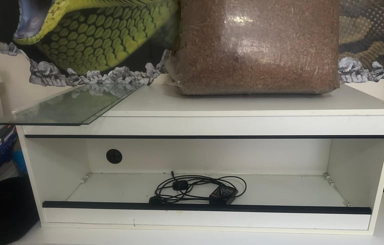 BRAND NEW! 4 foot by two foot viv 