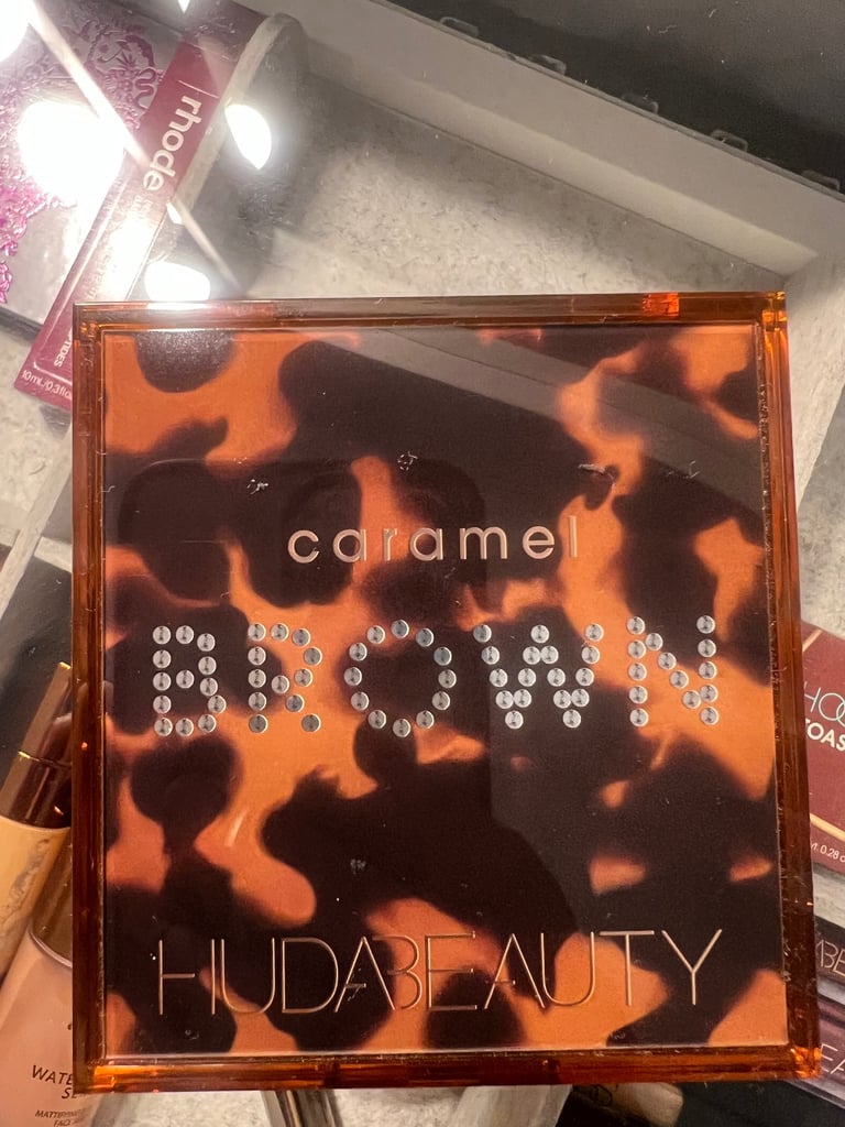 Huda Beauty - Caramel Brown Eyeshadow Palette