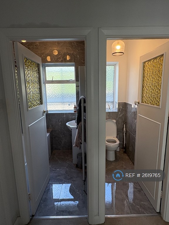3 bedroom flat in Fieldview, London, SW18 (3 bed) (#2619765)
