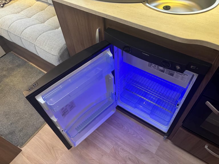 2019 VENUS 570-4, LIGHT WEIGHT FIXED BED, ONE OWNER, MOVER, ............NOW SOLD