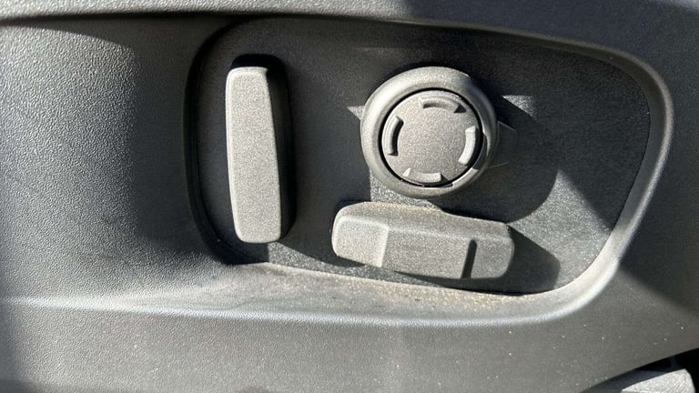 2024 Land Rover Defender 3.0 D300 X-Dynamic HSE 90 3dr Auto ESTATE DIESEL Automatic