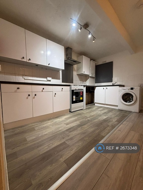 3 bedroom flat in Frindsbury Road, Rochester, ME2 (3 bed) (#2673348)