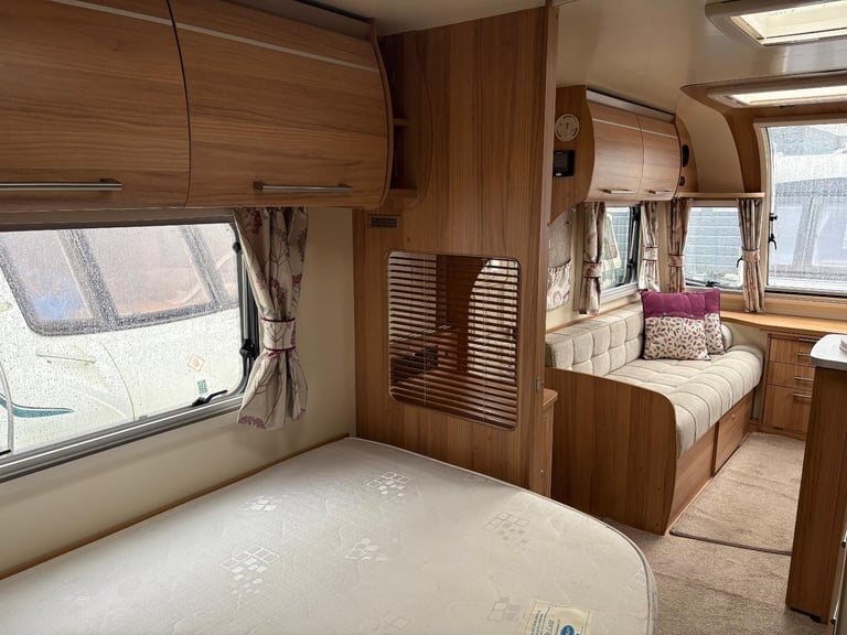 BAILEY PEGASUS VERONA - FIXED BED CARAVAN WITH END WASHROOM AND MOTORMOVER