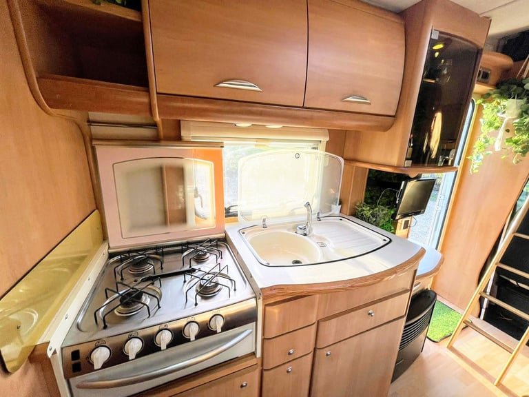 STUNNING Luxury Spacious Motorhome, 36k Miles! Full MOT, 6-Belts, Awning, Solar, Extras - ON SALE!
