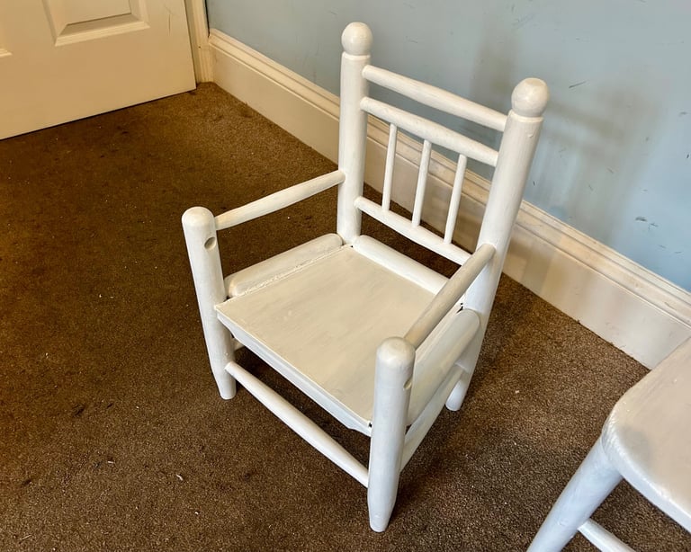 1 Vintage White Wooden Childs Chair H21in/53cm H Seat 8.5in/21cm W14in/36cm D10.5in/27cm   B029