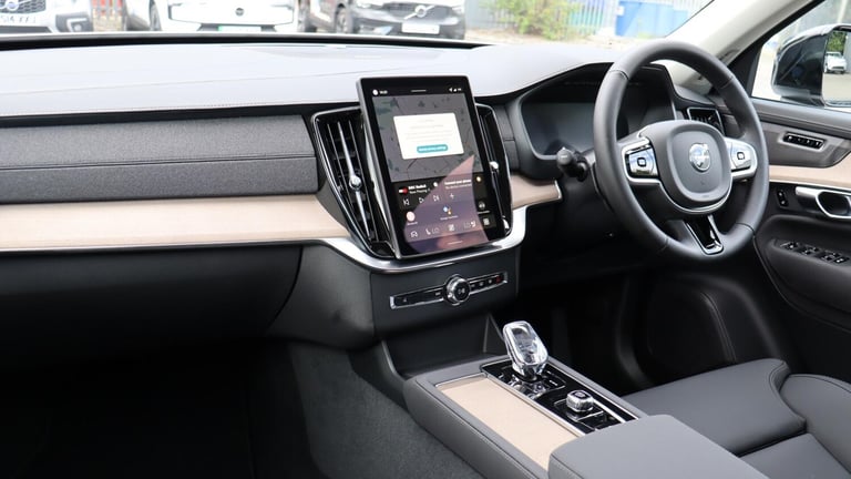 2025 Volvo XC90 B5 (P) AWD Plus Dark (Harman Kardon Sound, 360 Camera, Apple CarPlay, BLIS) ESTAT...