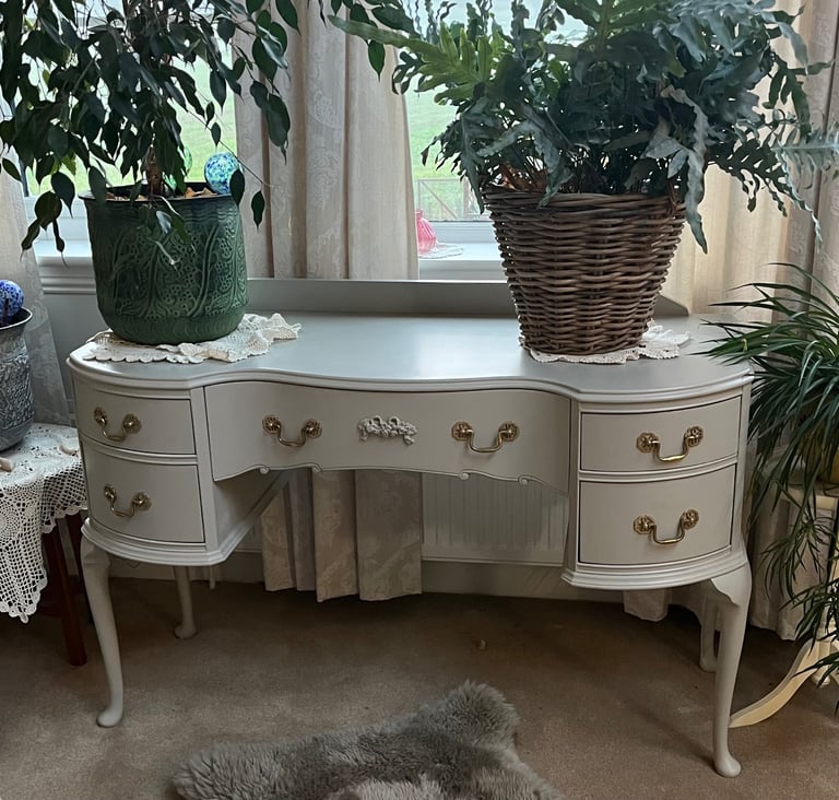 Beautiful dressing table in Hardwick white