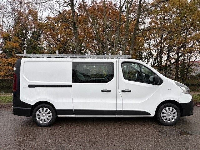 2017 Renault Trafic LL29 dCi 95 Business Crew Van 6 SEATER A/C WINDOW VAN Diesel Manual