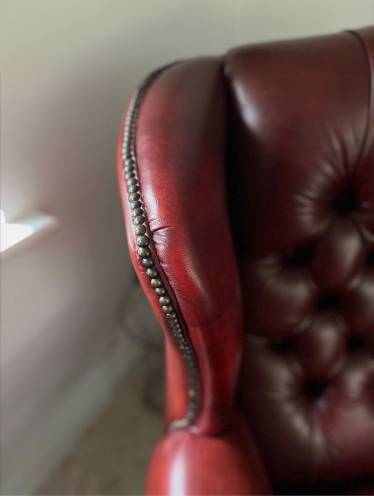 FINE VINTAGE CHESTERFIELD OXBLOOD LEATHER WING BACK MASTER ARMCHAIRS (PAIR) VGC