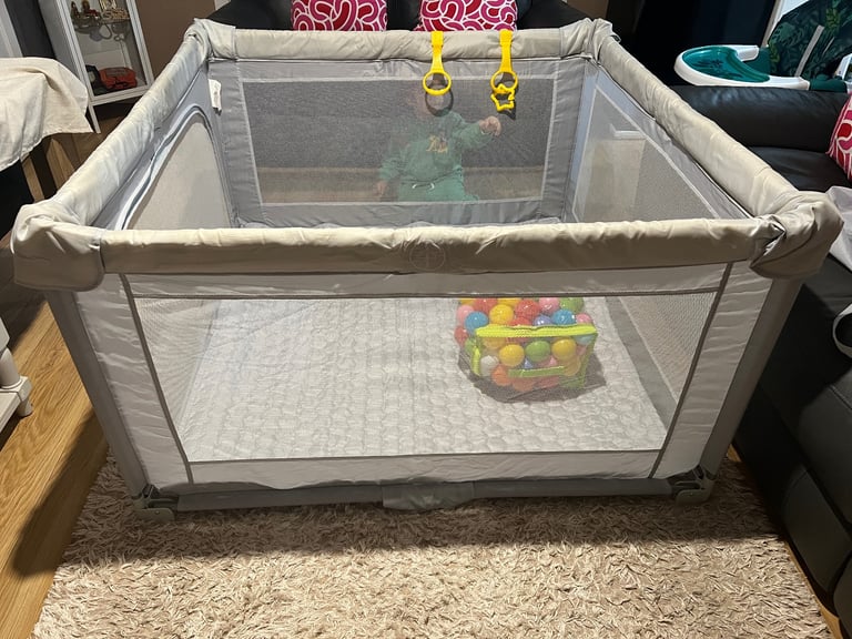 Foldable playpen 
