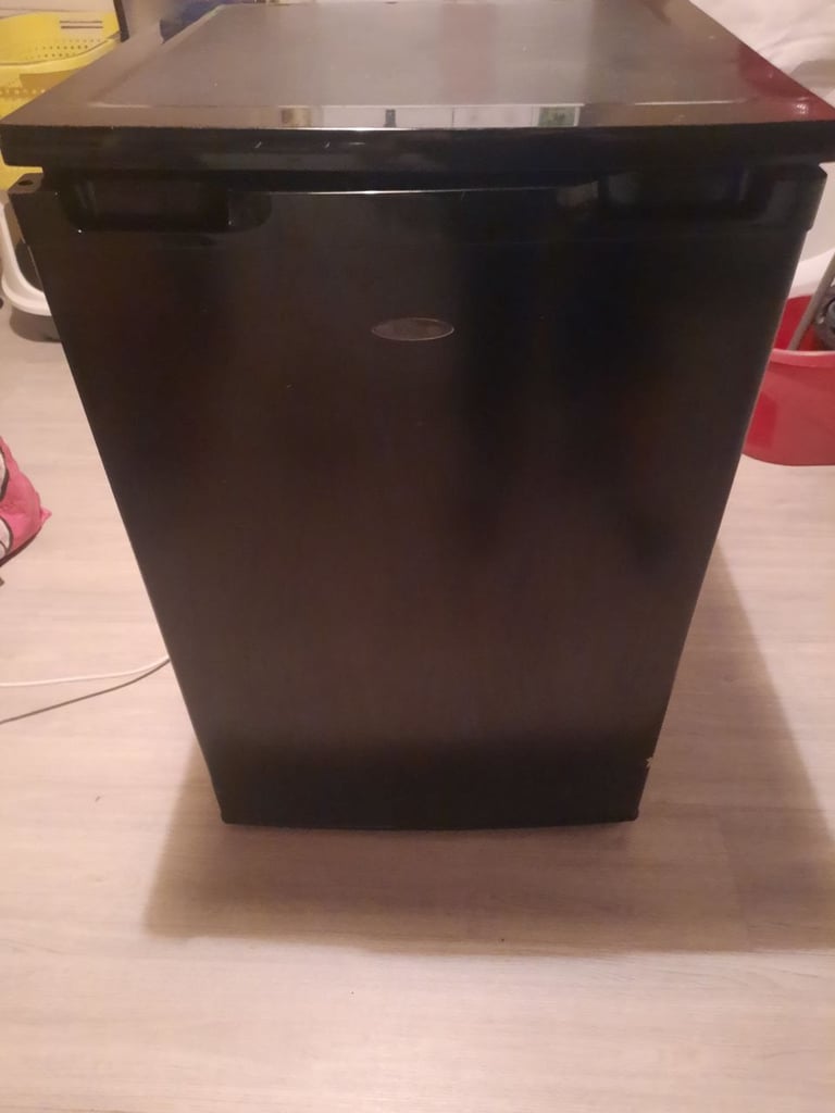  LOGIK, MEDIUM SIZE FRIDGE IN GREAT CONDITION