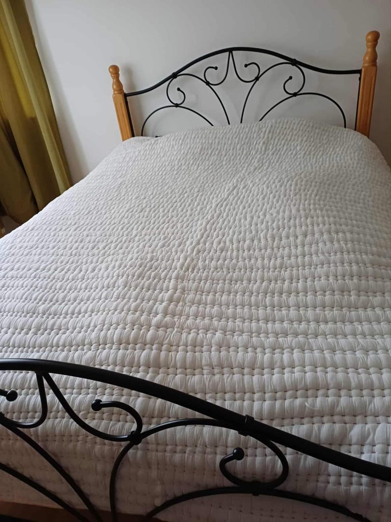 Double bed - 150x200 cm - with mattress and cover