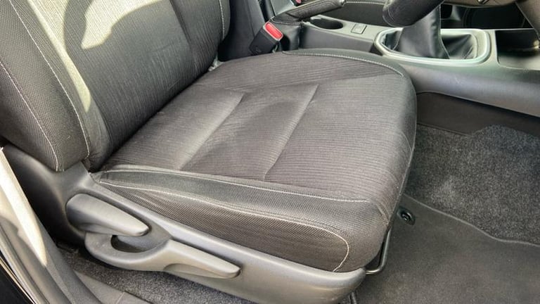 2019 Toyota Hilux 2.4 D-4D Invincible Pickup Double Cab 4dr Diesel Manual 4WD Euro 6 (s/s) (T Pic...