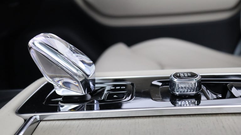 2025 Volvo XC90 T8 PHEV AWD Ultra Dark (Sunroof, 360 Camera, Bowers &amp; Wilkins Sound) ESTATE P...