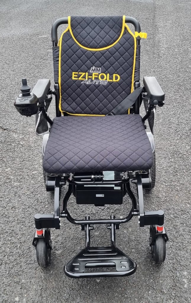 MONARCH MOBILITY EZI-FOLD AUTO- Autofolding Mobility Scooter. SHOWROOM CONDITION