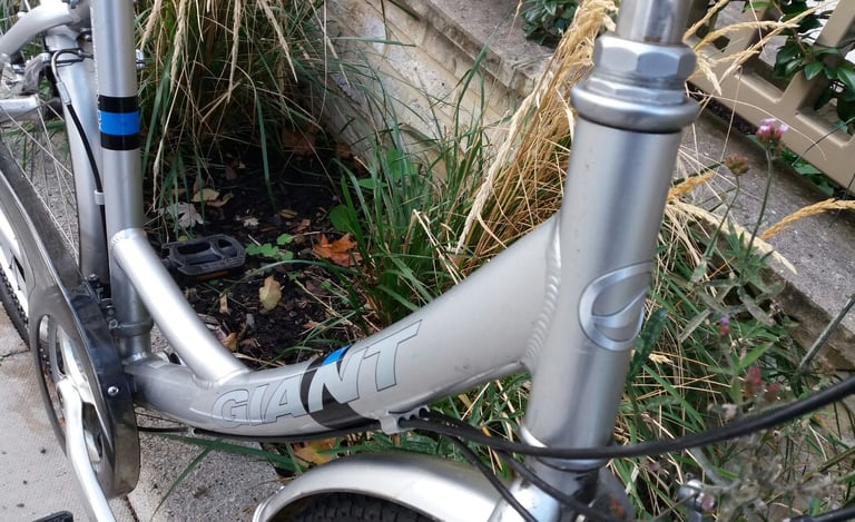 GIANT LIKE NEW LADIES HYBRID BIKE COMFORTABLE AND ELEGANT CITY BICYCLE