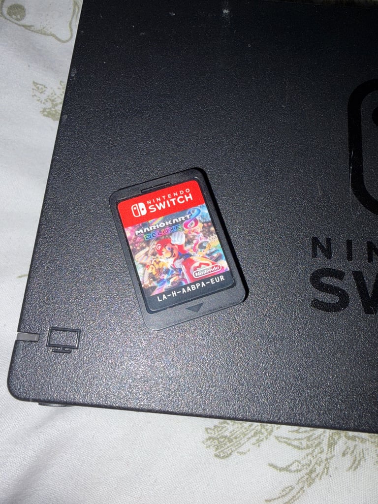 Nintendo Switch, extra joy-cons and games