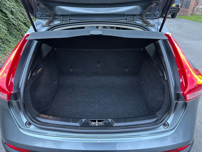 Volvo, V40, Hatchback, 2016, Semi-Auto, 1969 (cc), 5 doors