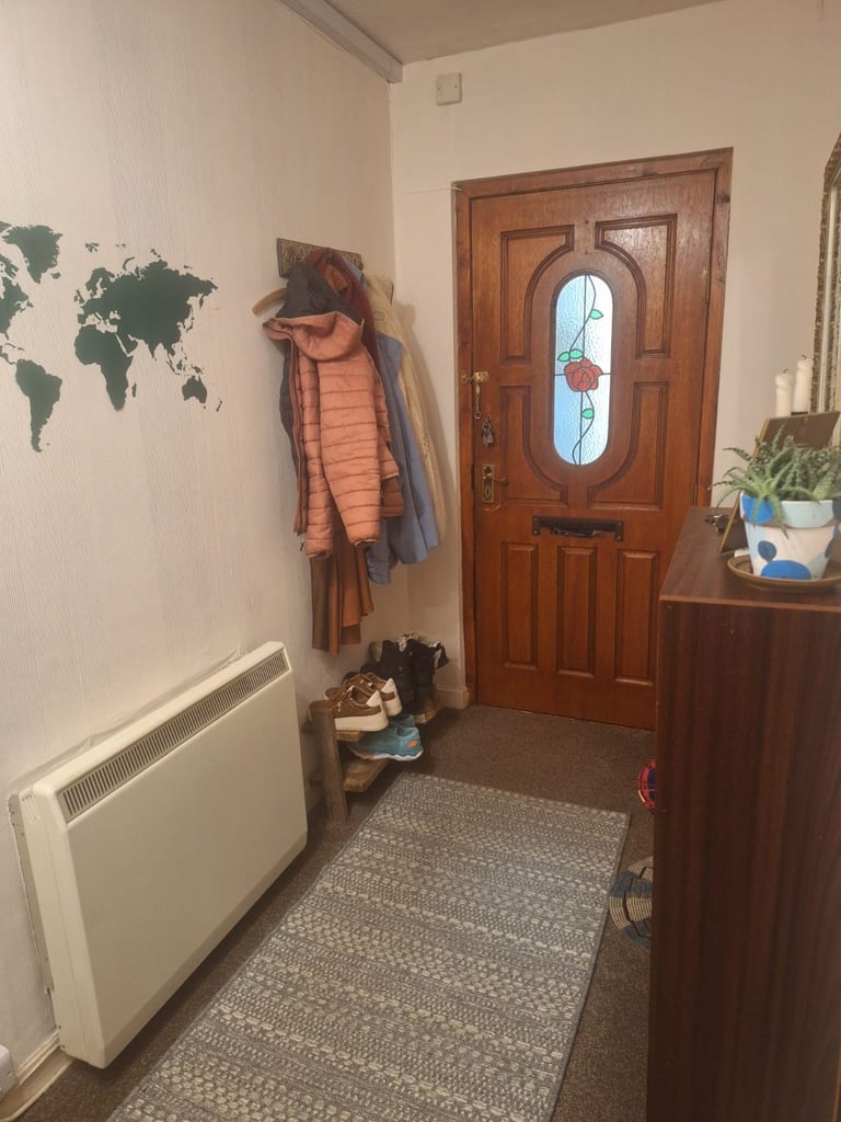 Lovely 2 bedroom with balcony near QUEH