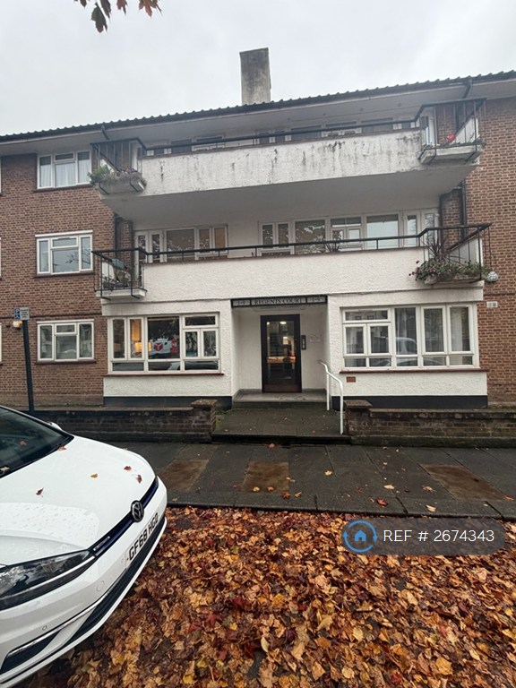 2 bedroom flat in Regents Court, Edgware, HA8 (2 bed) (#2674343)