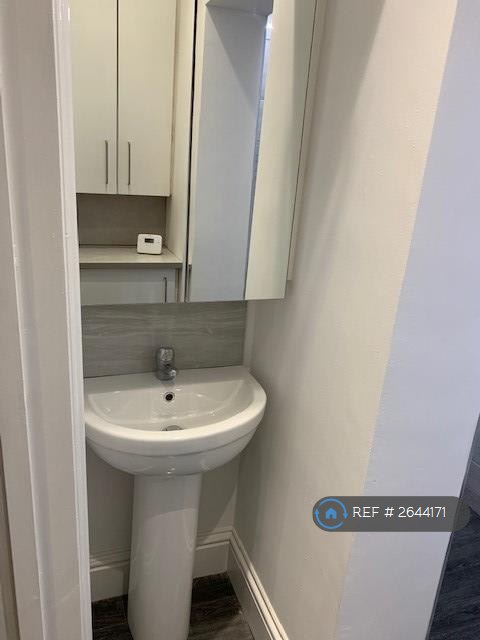 1 bedroom flat in Adrian Square, Westgate-On-Sea, CT8 (1 bed) (#2644171)