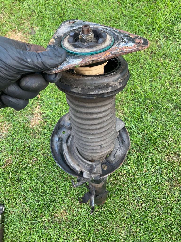 Nissan qashqai front driver side shocker