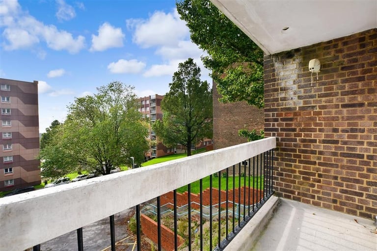Massive room, all bills included, private kitchen and balcony included in price