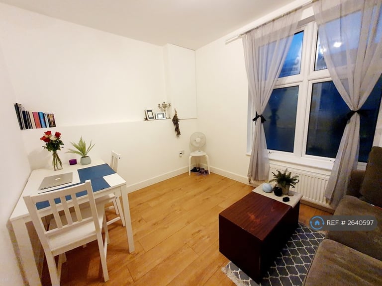 image for 1 bedroom flat in Brookhill Road, London, SE18 (1 bed) (#2640597)