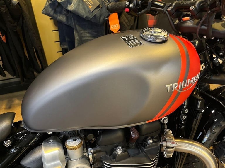 2025 Triumph Bonneville Bobber PREMIUM SINGLE COLOUR Petrol orange 6 Speed