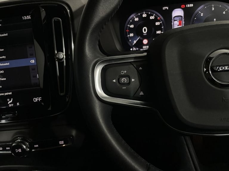 2020 Volvo XC40 2.0 D3 MOMENTUM 5d 148 BHP Estate Diesel Automatic
