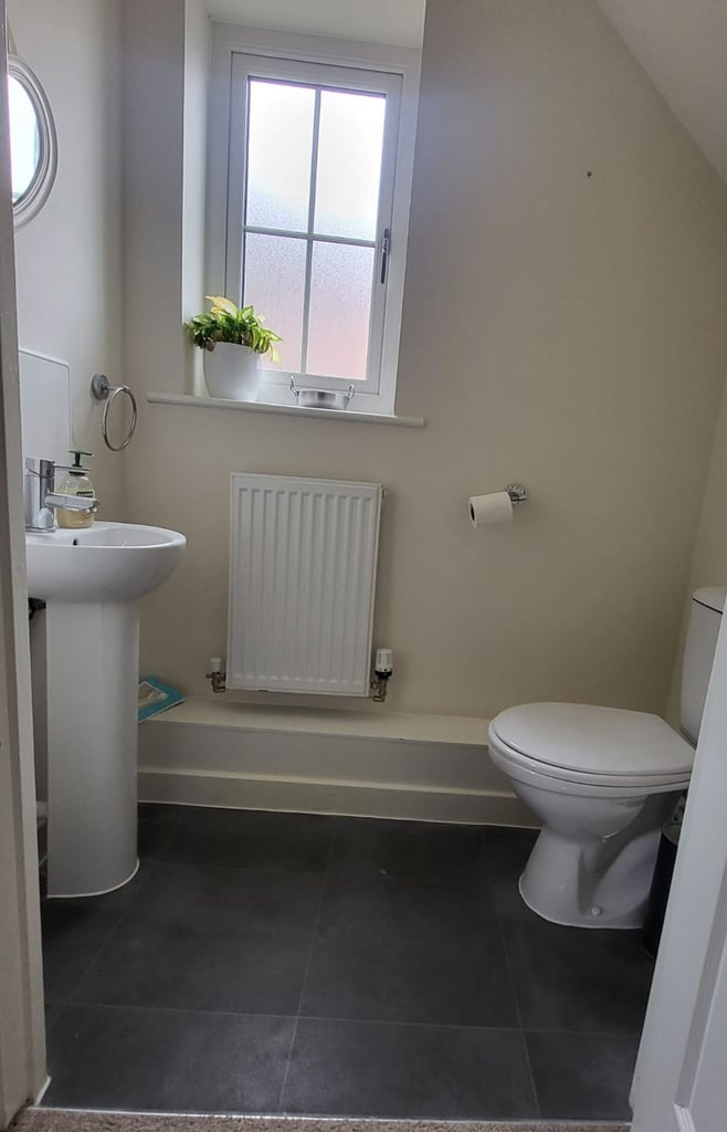 3 Bedroom Semi-Detached house with garage to rent
