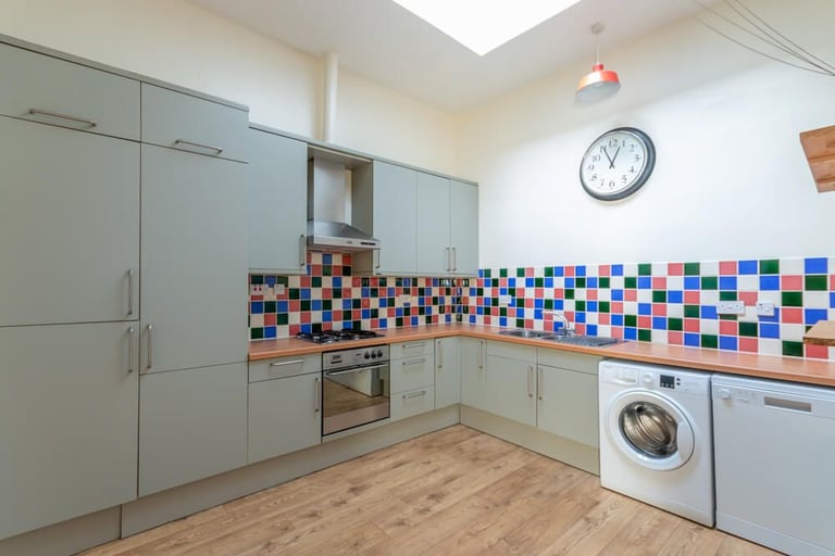 Incredible, 2 bedroom, 2nd floor property north of Edinburgh’s New Town – available November