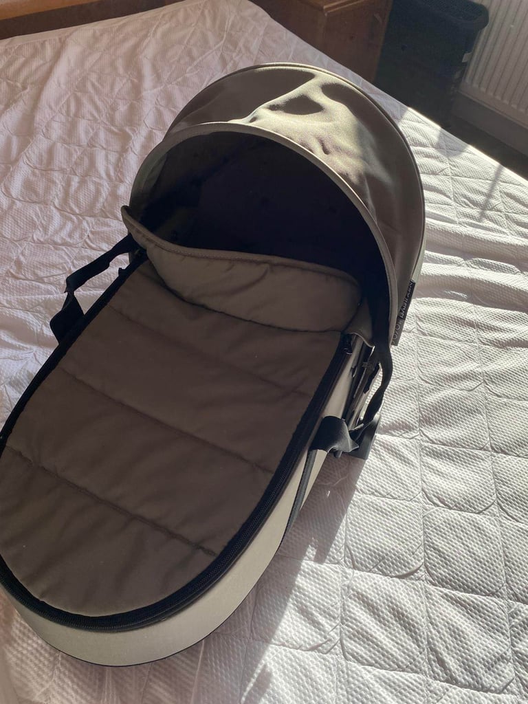 image for Babyzen bassinet - immaculate 