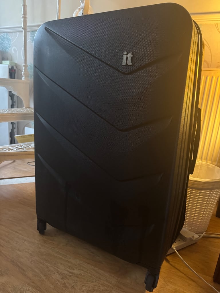 Large hard shell suitcase 