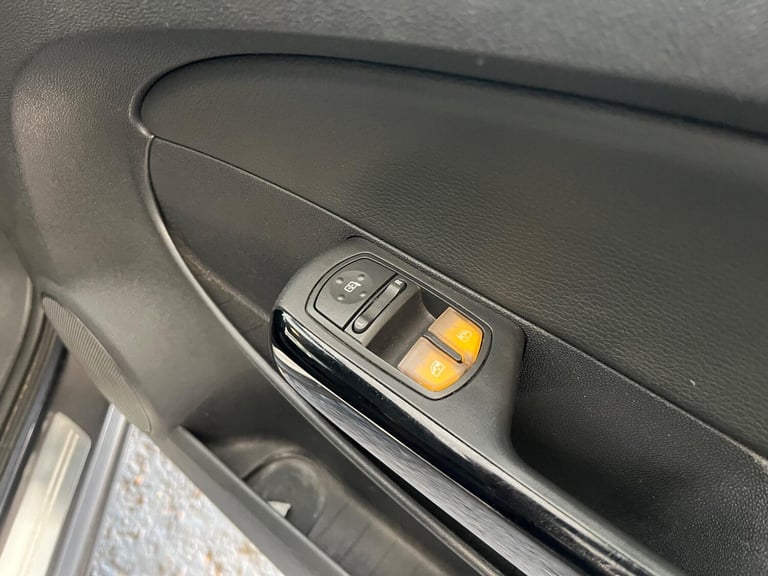 2013 Vauxhall Corsa 1.4 16V SE Auto Euro 5 3dr HATCHBACK Petrol Automatic